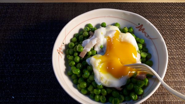 【おうちでサイゼリヤ】柔らか青豆の温サラダを食べるところ（オリジナル写真）