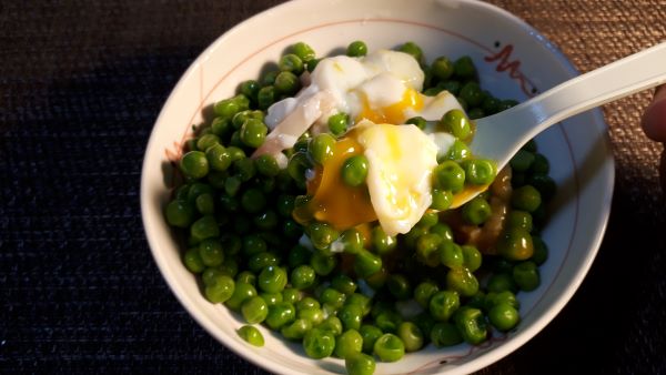 【おうちでサイゼリヤ】柔らか青豆の温サラダを食べるところ（オリジナル写真）