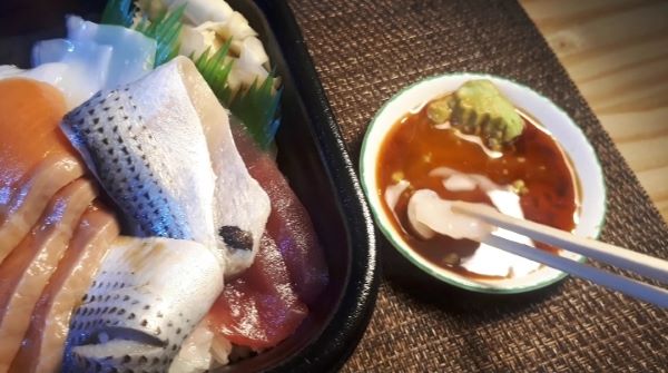 丼丸の海鮮丼を食べるところ（オリジナル写真）