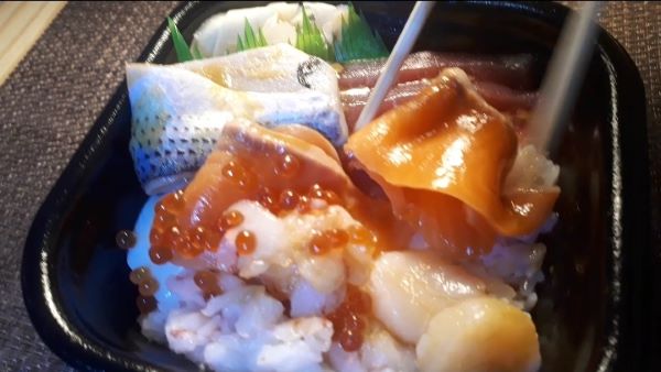 丼丸 どんまる おすすめメニューはやっぱりオーソドックスな 海鮮丼 うまい Youtube動画あり おしょぶ の と