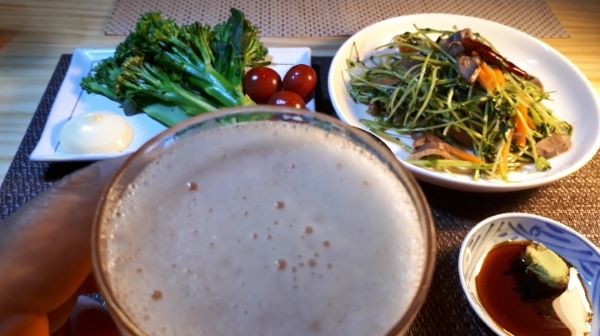 【丼丸（どんまる）④】おすすめメニュー ねぎとろが決め手！「どんまる丼」を食べるところ（オリジナル写真）