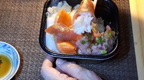 【丼丸（どんまる）④】おすすめメニュー ねぎとろが決め手！「どんまる丼」を食べるところ（オリジナル写真）