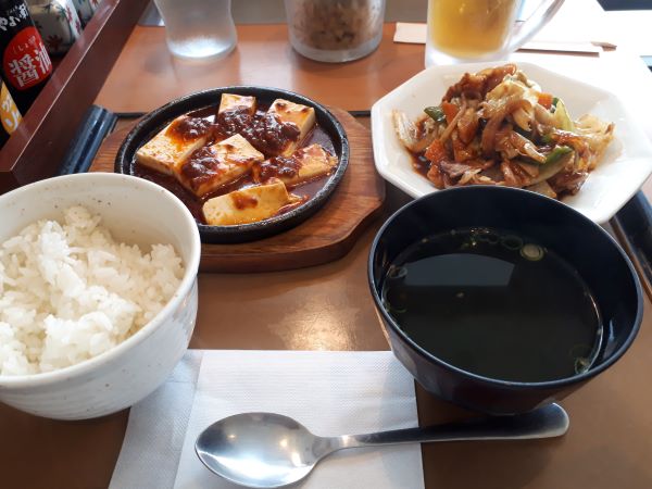 【やよい軒】「回鍋肉と麻婆豆腐の定食」を食べるところ（オリジナル写真）