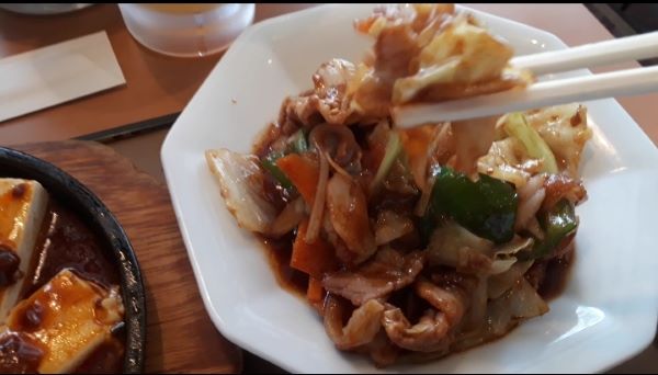 【やよい軒】「回鍋肉と麻婆豆腐の定食」を食べるところ（オリジナル写真）