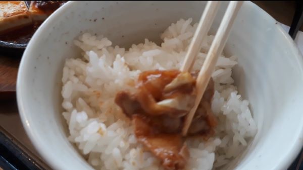 【やよい軒】「回鍋肉と麻婆豆腐の定食」を食べるところ（オリジナル写真）