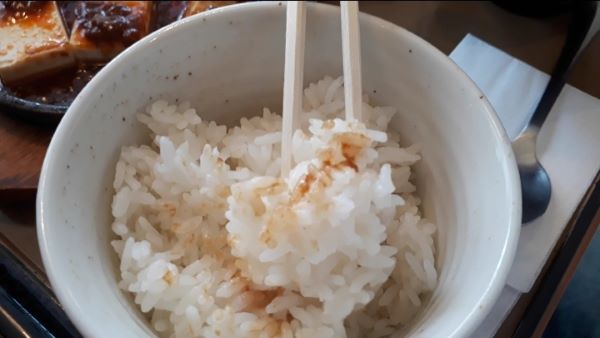 【やよい軒】「回鍋肉と麻婆豆腐の定食」を食べるところ（オリジナル写真）