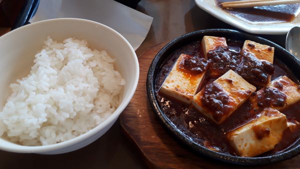 【やよい軒】「回鍋肉と麻婆豆腐の定食」を食べるところ（オリジナル写真）