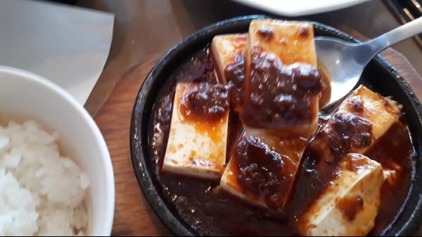 【やよい軒】「回鍋肉と麻婆豆腐の定食」を食べるところ（オリジナル写真）