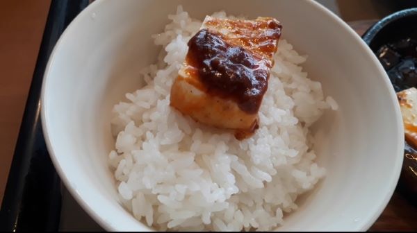 【やよい軒】「回鍋肉と麻婆豆腐の定食」を食べるところ（オリジナル写真）