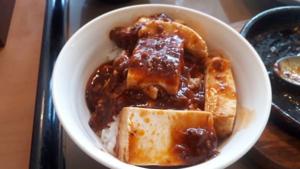 【やよい軒】「回鍋肉と麻婆豆腐の定食」を食べるところ（オリジナル写真）