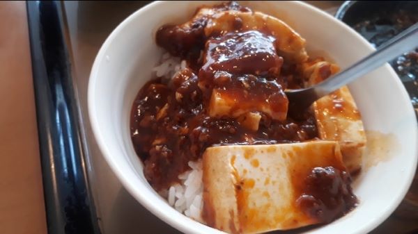 【やよい軒】「回鍋肉と麻婆豆腐の定食」を食べるところ（オリジナル写真）