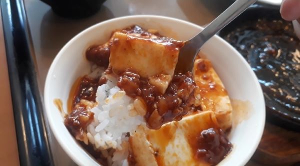 【やよい軒】「回鍋肉と麻婆豆腐の定食」を食べるところ（オリジナル写真）