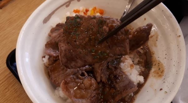 【松屋】本日発売 "選べる極旨ソースの"「牛ステーキ丼」を食べるところ（オリジナルソース）