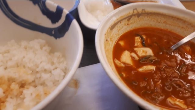 松屋「牛チゲカルビ焼肉膳 2020年版」を食べるところ（オリジナル写真）