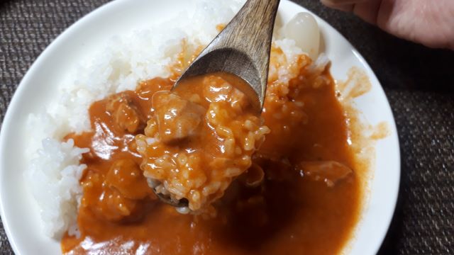 ファミリーマート「バターチキン カレー」を食べる（オリジナル写真）