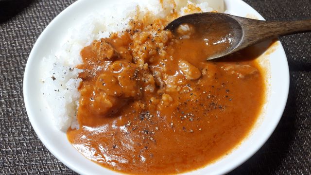 ファミリーマート「バターチキン カレー」を食べる（オリジナル写真）