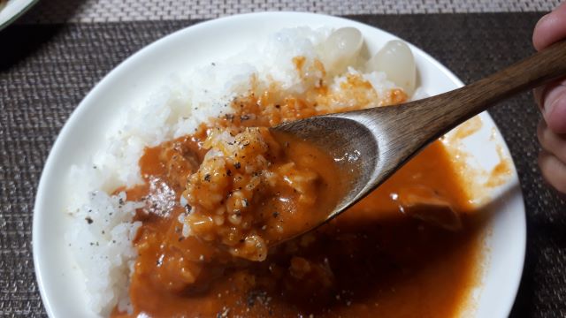 ファミリーマート「バターチキン カレー」を食べる（オリジナル写真）