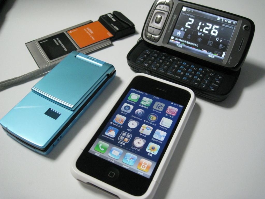 2009/09/28現在 所持している携帯電話(iPhone3GS・822SH・S11HT・W05K)