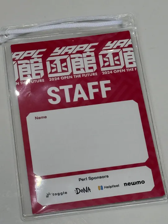 スタッフは赤地に白い文字でSTAFFと書かれた名札をつけています