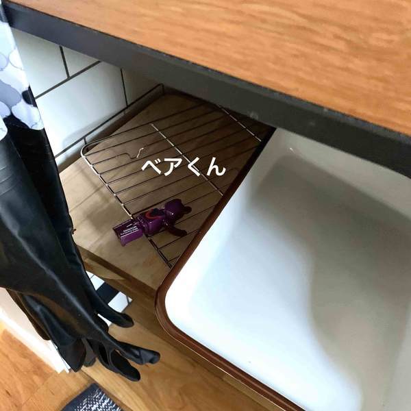 まな板収納にカゴを使用 見せる置き型収納は隙間でキッチンスッキリ 北欧ミッドセンチュリーの家づくり