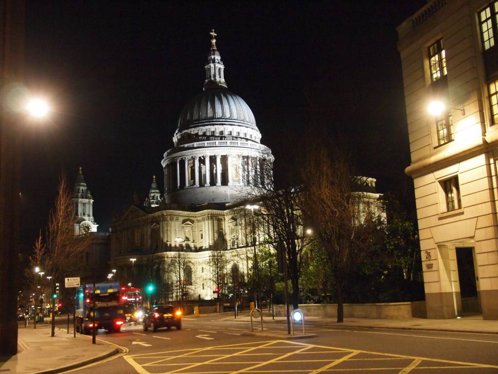 ロンドンの夜の町並みを散歩 夜が似合う家にしたワケ 北欧ミッドセンチュリーの家づくり