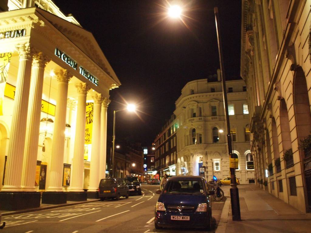 ロンドンの夜の町並みを散歩 夜が似合う家にしたワケ 北欧ミッドセンチュリーの家づくり