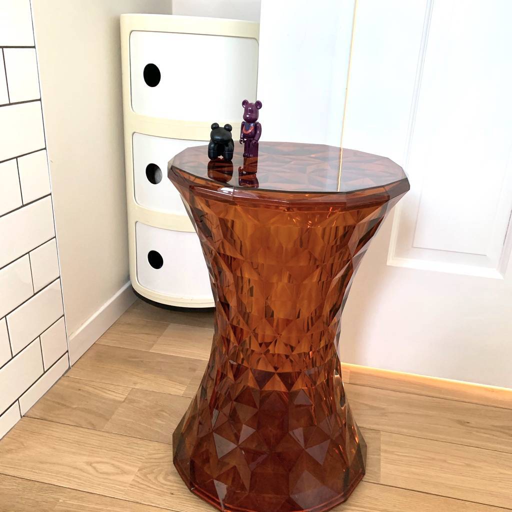 光の中ではまるで宝石。Kartellの魔法の椅子ストーンスツール