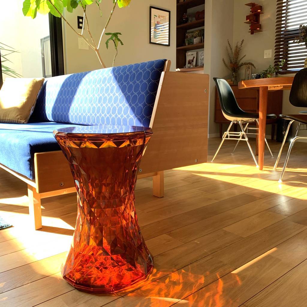 美品 Kartell STONE カルテル ストーンスツール アンバー チェア 光の中ではまるで宝石。Kartellの魔法の椅子ストーンスツール
