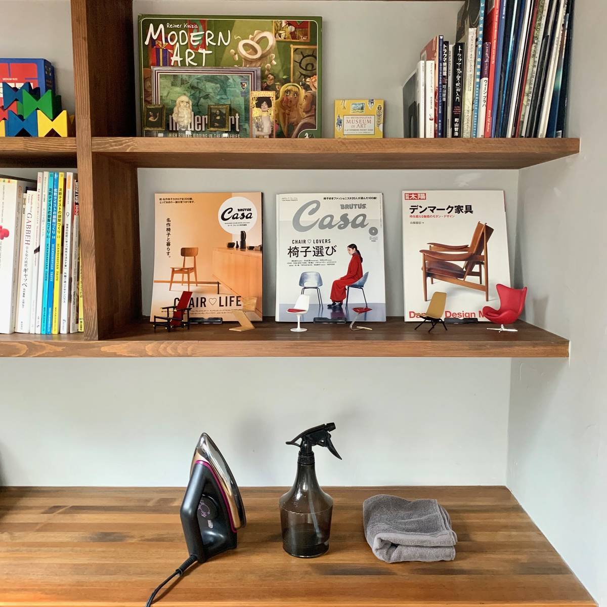 歪んだ雑誌をまっすぐ直しディスプレイ収納へ。アイロン＋水分＋100均のアレで - 北欧ミッドセンチュリーの家づくり レトロな藤組み雑誌棚、収納と美学の完璧な融合