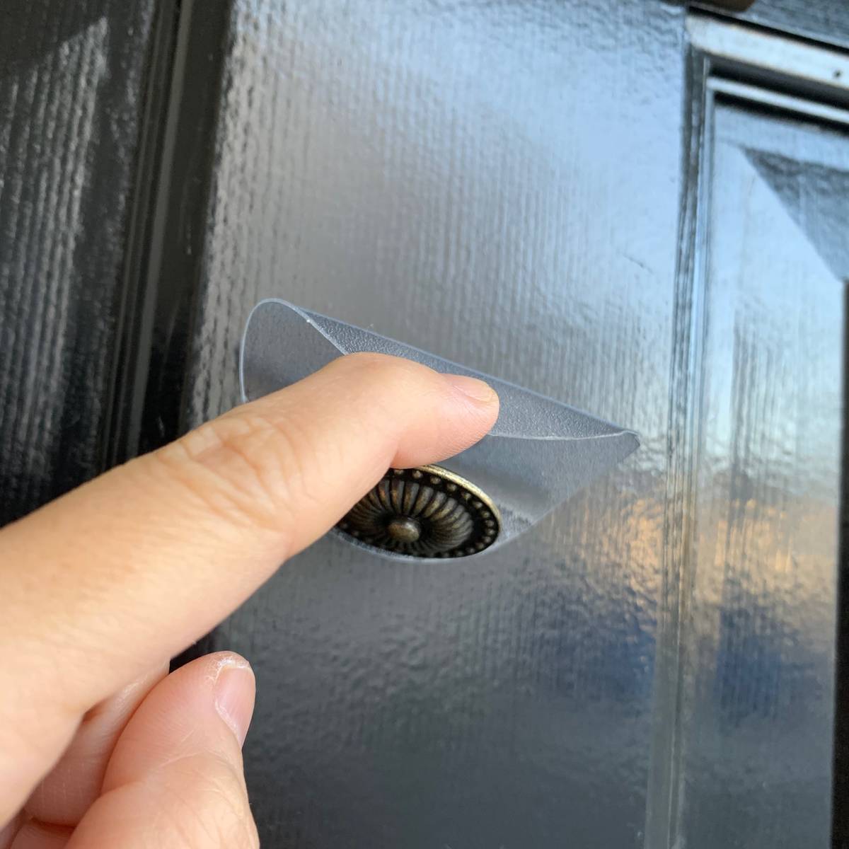 ドアに穴を開けずクリスマスリースを飾る方法 100均ダイソーのフックが優秀 北欧ミッドセンチュリーの家づくり