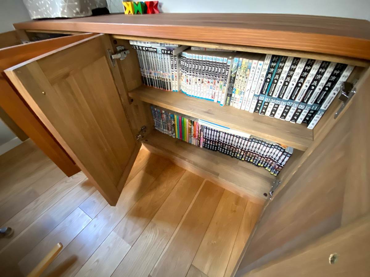 2階の階段ホールの活用法 音楽と本棚で家族をつなぐ楽しい空間へ模様替え 北欧ミッドセンチュリーの家づくり