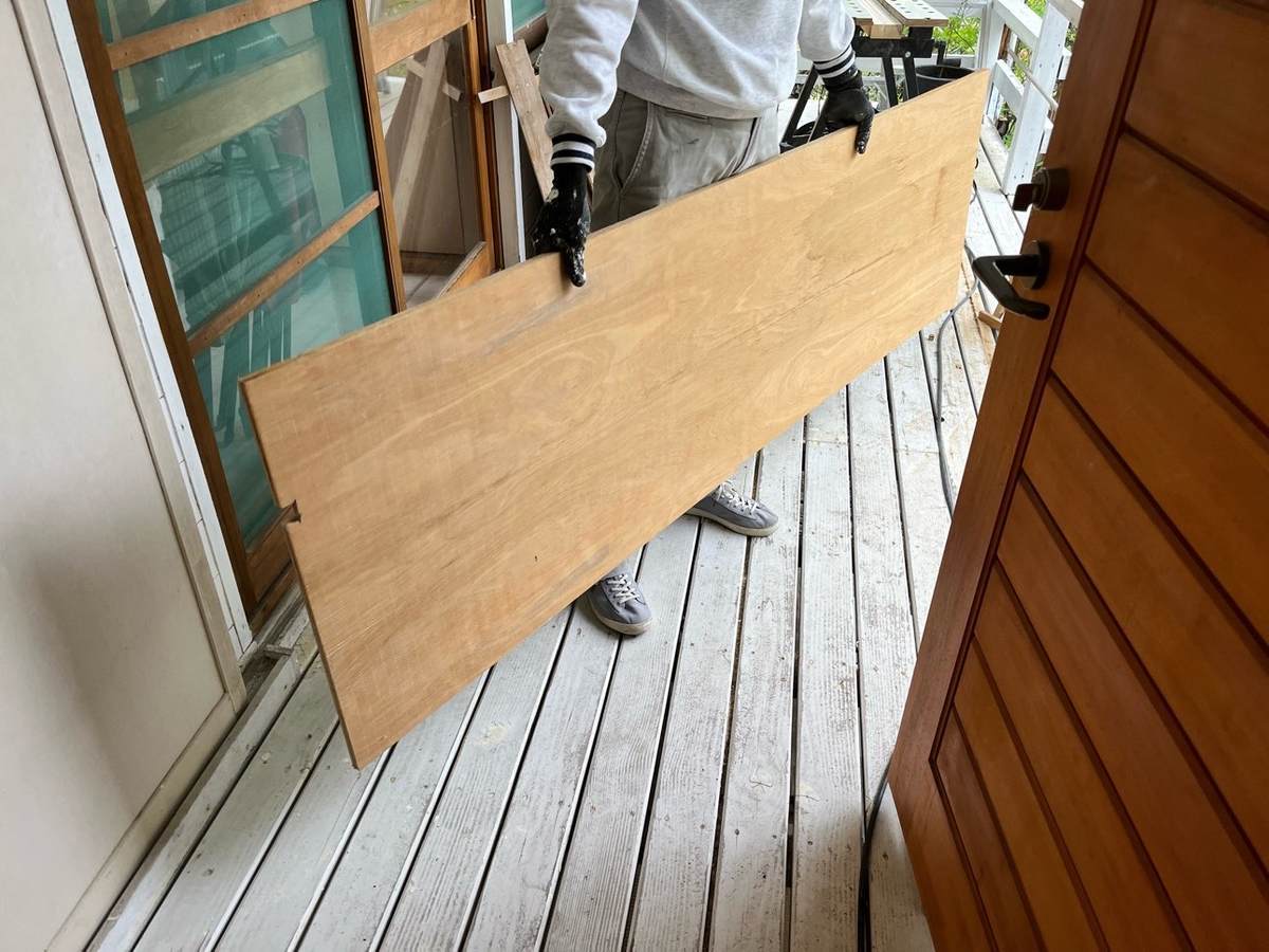 端材の床材でダイニングの床張りDIY。古さが味になるラフな床に仕上げ 