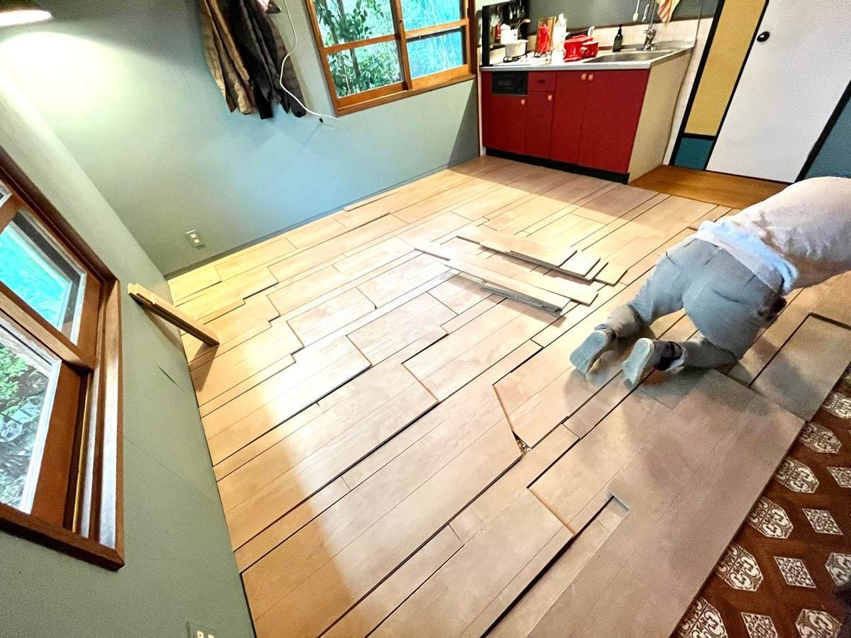 端材の床材でダイニングの床張りDIY。古さが味になるラフな床に仕上げ 