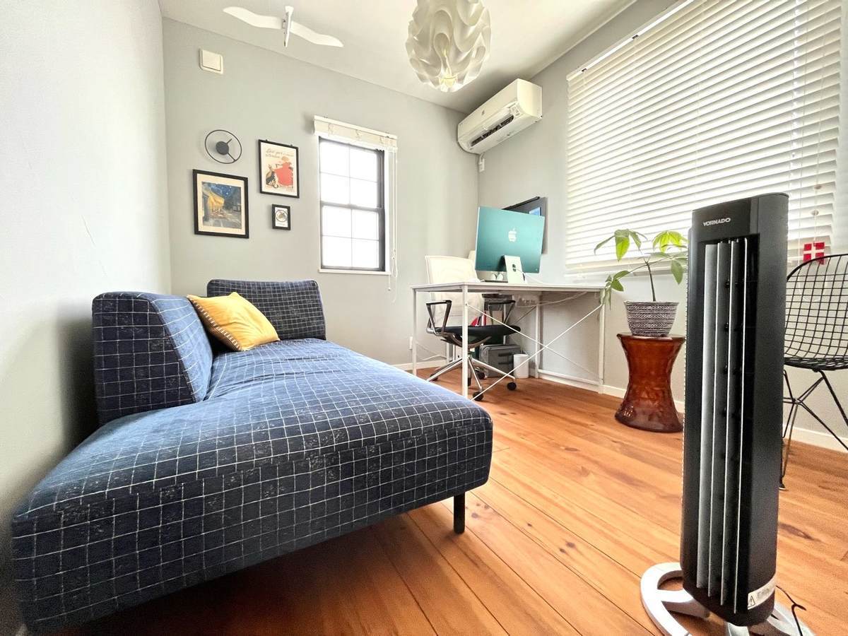 扇風機とサーキュレーターが一台に？スタイリッシュなタワー型の