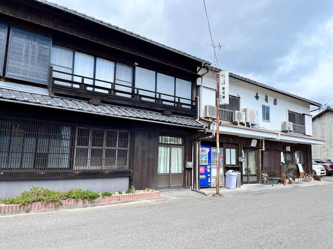 日本のエーゲ海に浮かぶ異様な廃墟…牛窓の水没ペンション村