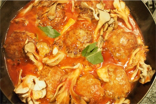 ハンバーグを煮込む