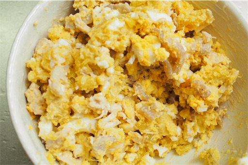 ポテトサラダを混ぜる