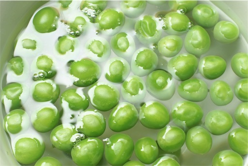 f:id:masked_rider555_2255:20190611143429j:plain グリーンピースの茹で上がりに汁に漬けておく