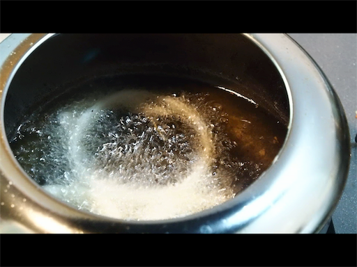 オニオンリングを揚げる