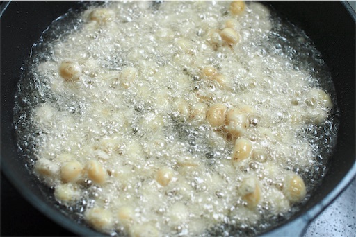 大豆を揚げる