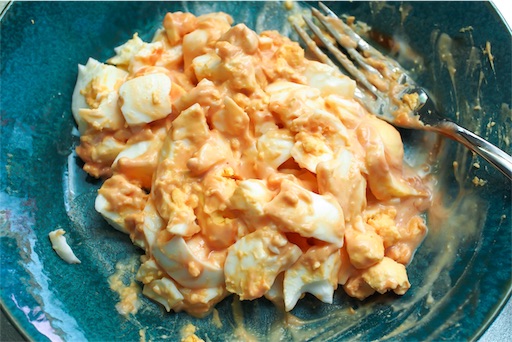 ゆで卵とオーロラソースを混ぜる