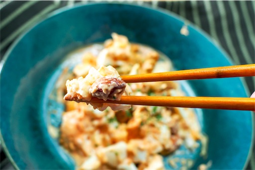 ゆで卵とミックスナッツのオーロラサラダの箸あげ