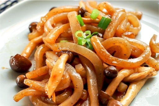 f:id:masked_rider555_2255:20190910214833j:plain しめじとこんにゃくの中華炒めのアップ