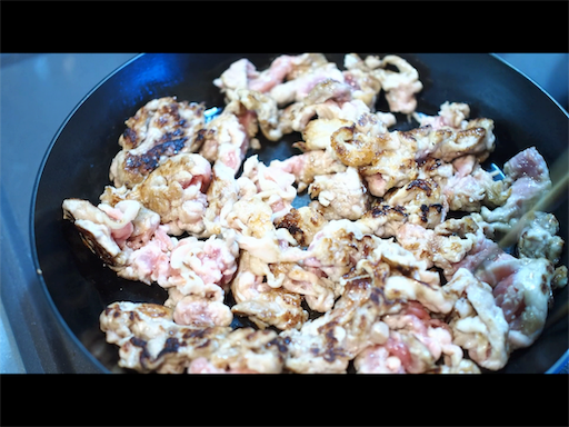 豚もも肉を焼く