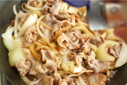 生姜焼きを仕上げる