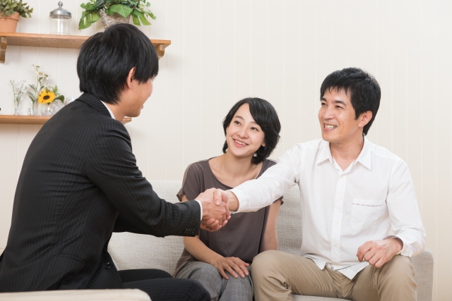 営業マンが契約をとっているところ