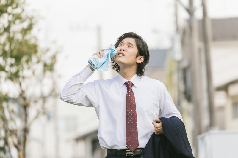 飛び込み営業に疲れる営業マン