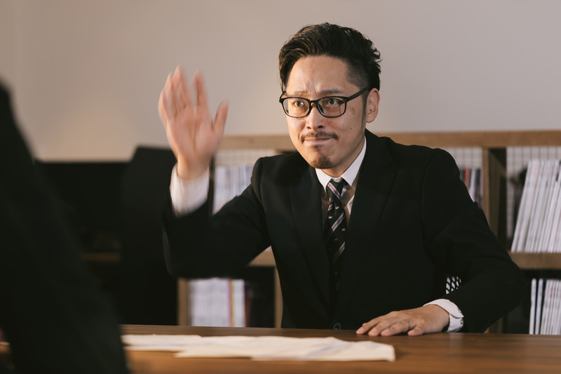 雑談する営業マン