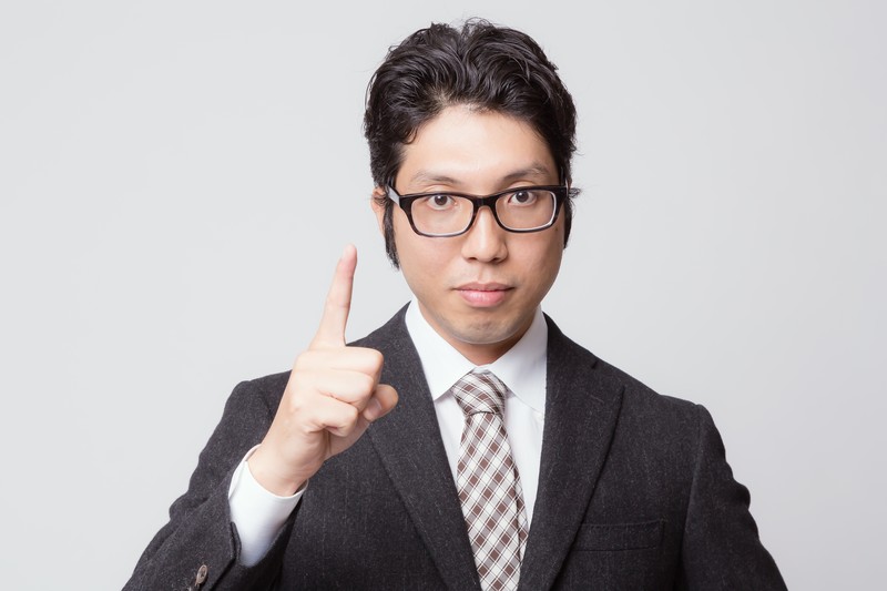 契約が取れて喜ぶ営業マン
