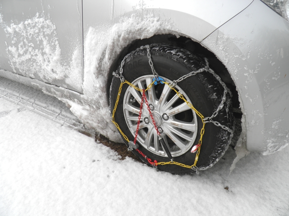 雪が積もった軽自動車スズキアルト